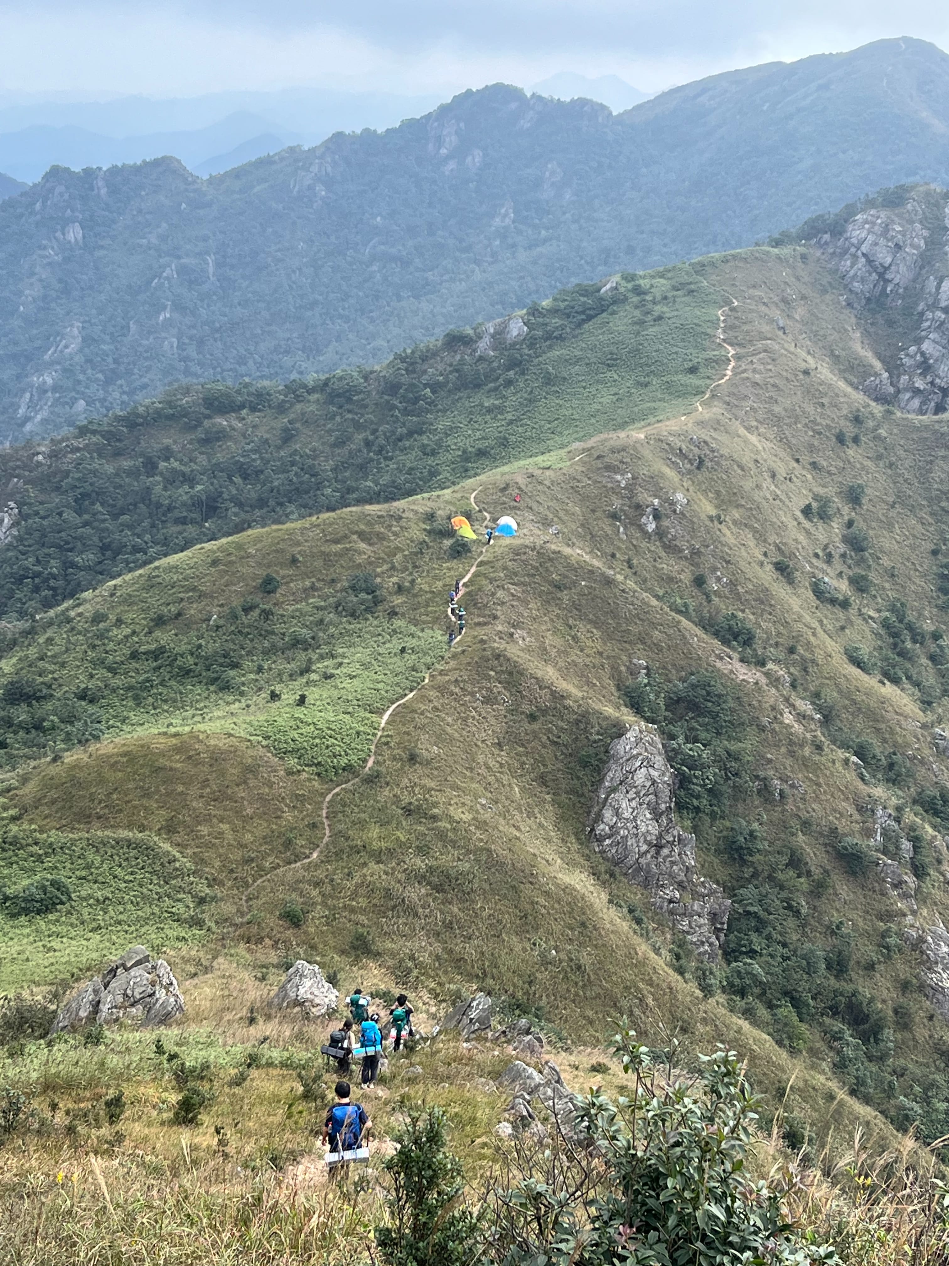 路上遇到前年的营地，有几个阿叔在这里搭营